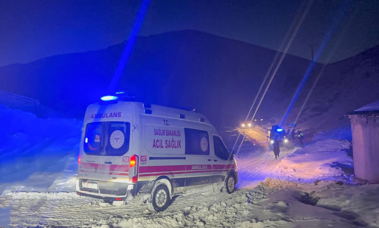 Başkale'de 2 hastayı, ekipler hastaneye ulaştırdı