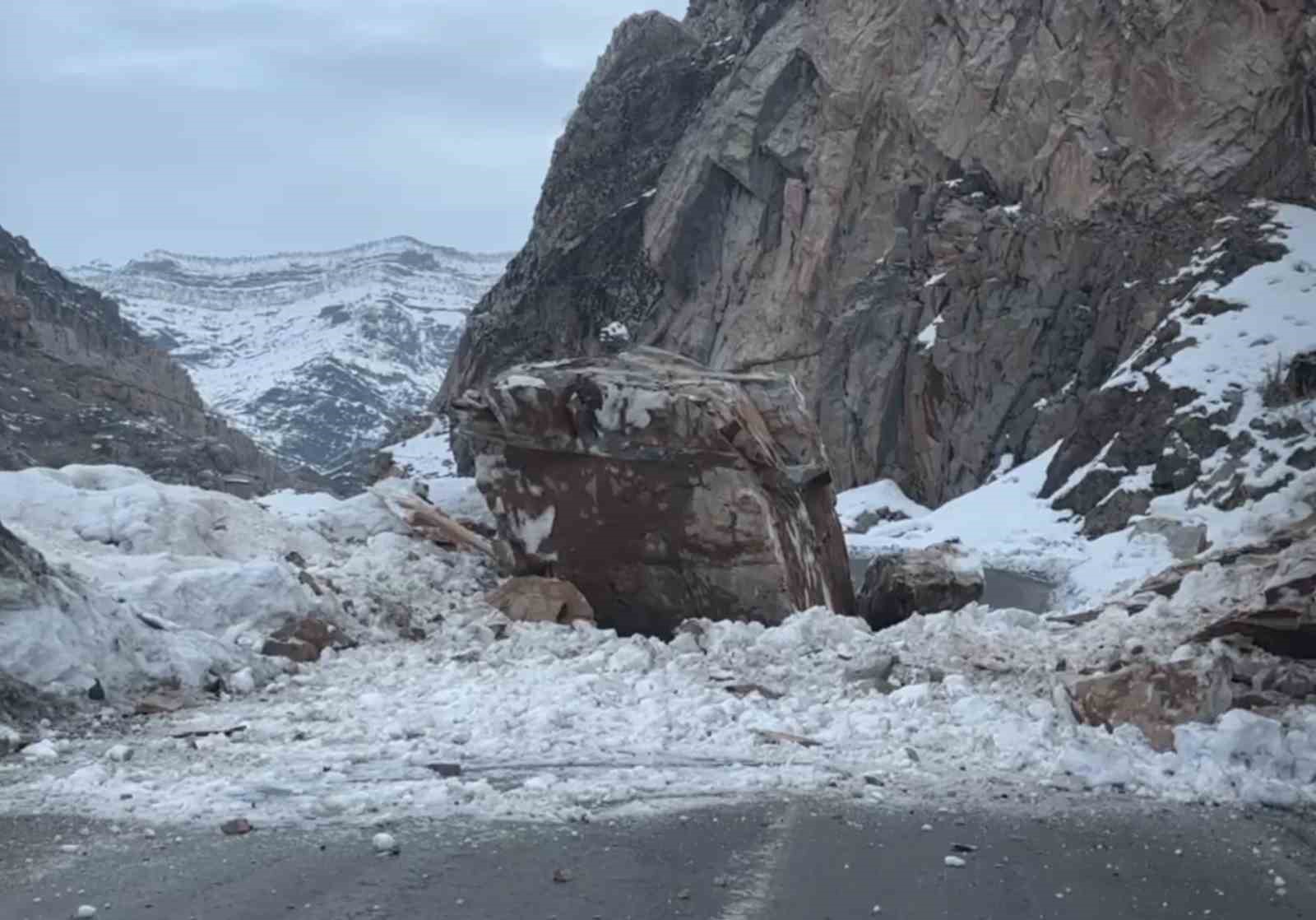 Dağdan kopan dev kaya yolu ulaşıma kapattı