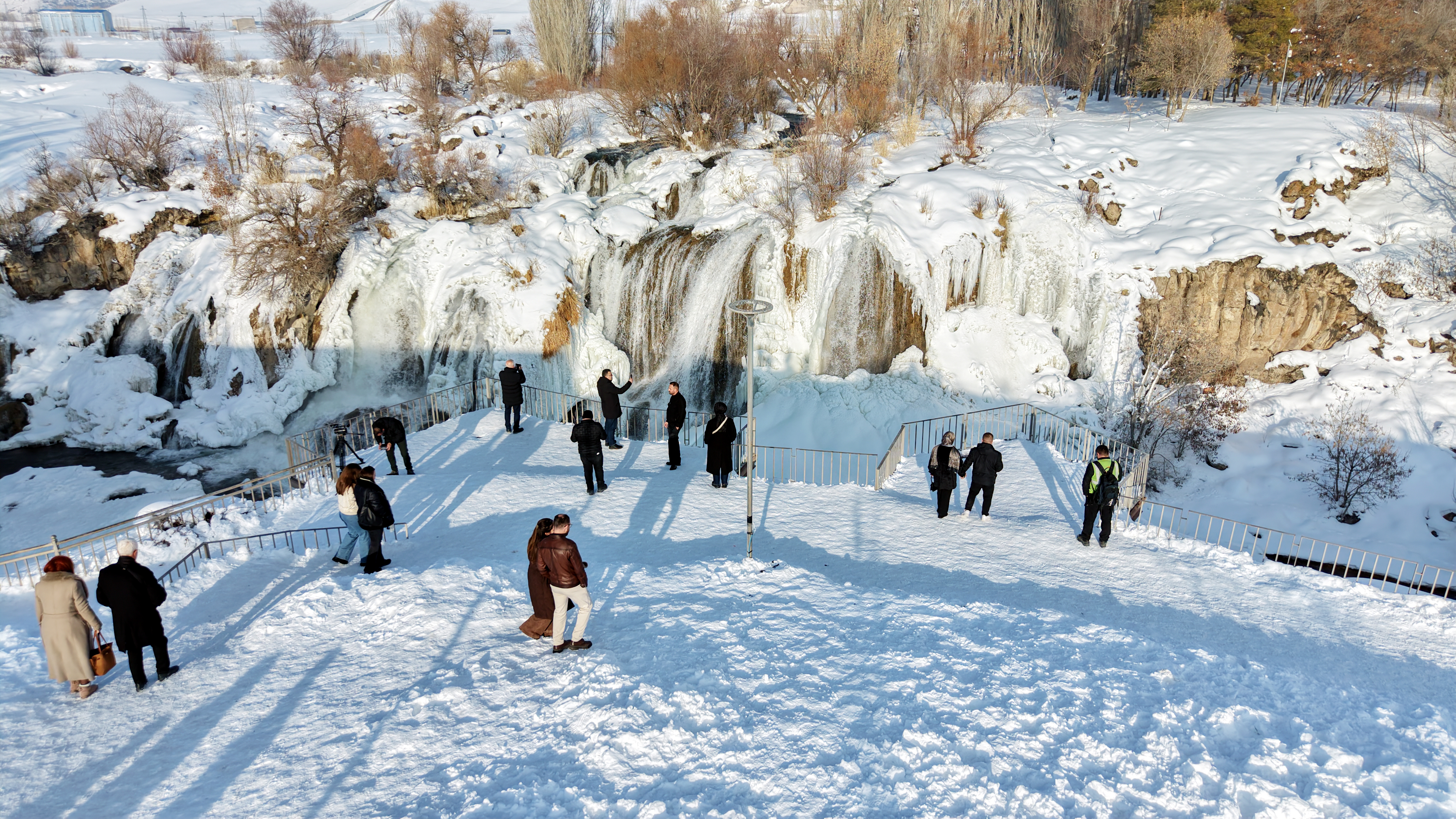 Donan Muradiye Şelalesi’ne ziyaretçi ilgisi