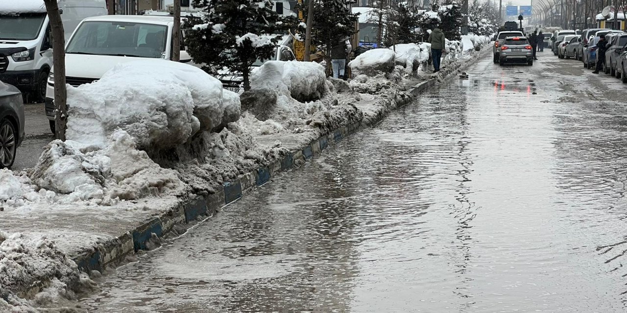 Yüksekova'da alt yapı tıkandı, çarşıyı su bastı
