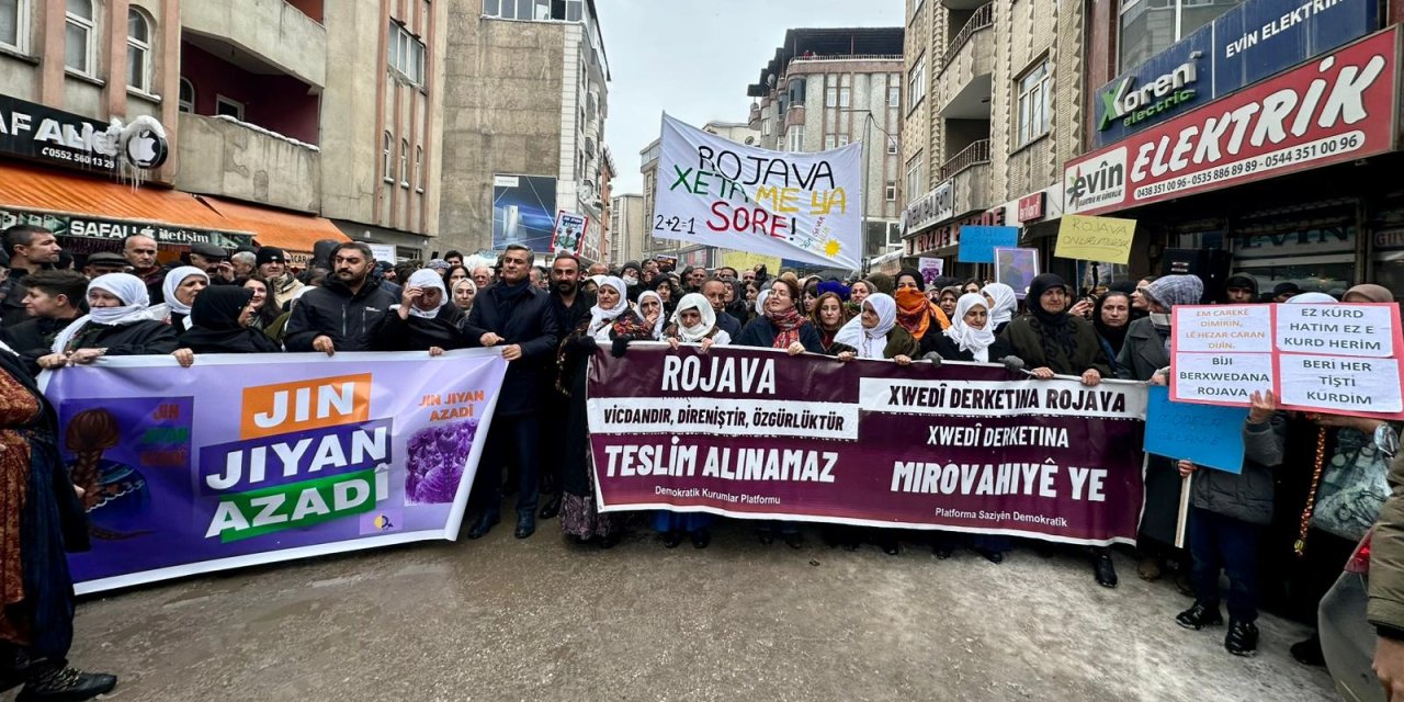 Yüksekova'da Rojava için kitlesel yürüyüş