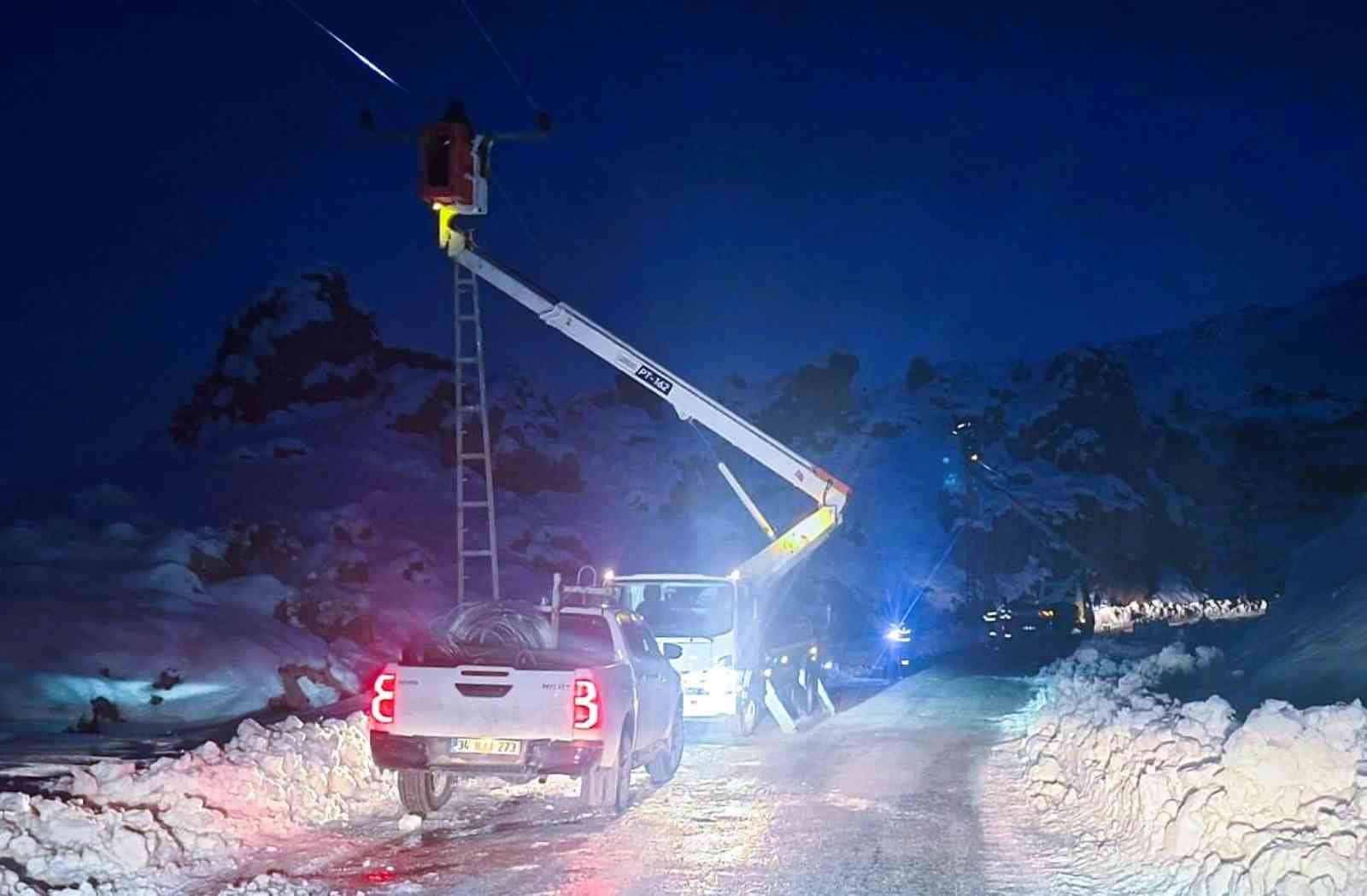 Elektrik şirketi ekipleri, kar yağışının 1 metreyi aştığı bölgede çalışmalarını sürdürüyor