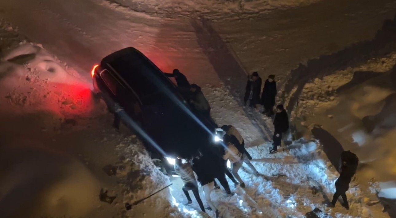 Yüksekova’da kara saplanan araçlar imece usulü kurtarıldı