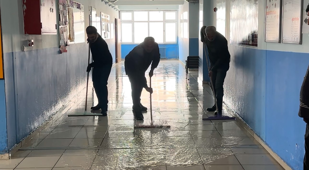 Yüksekova’da ikinci dönem öncesi okullarda temizlik yapıldı