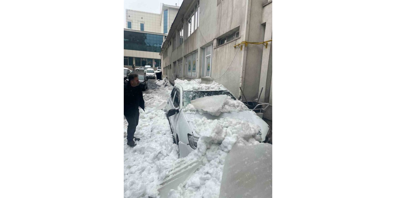 Tatvan’da çatıdan düşen kar otomobili kullanılamaz hale getirdi