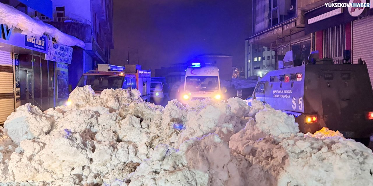 Yüksekova’da kar altında biri kalmış olabilir ihbarı ekipleri alarma geçirdi