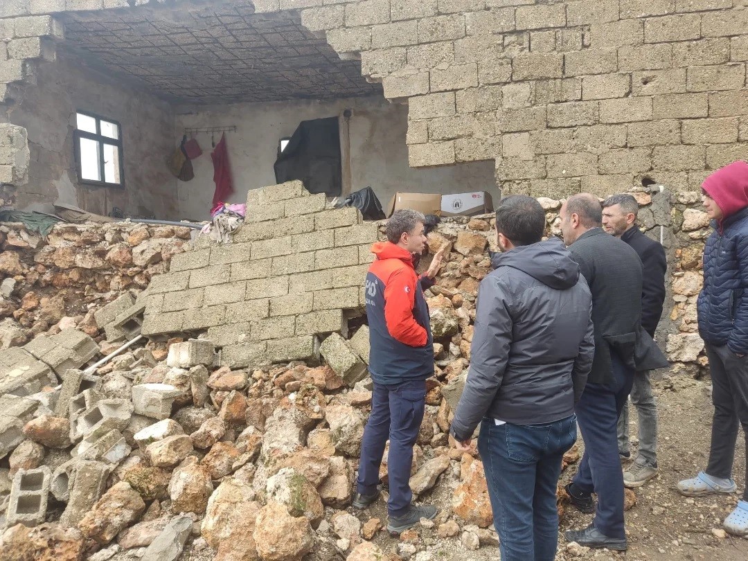 Şiddetli yağış İdil’de bir evi yıktı