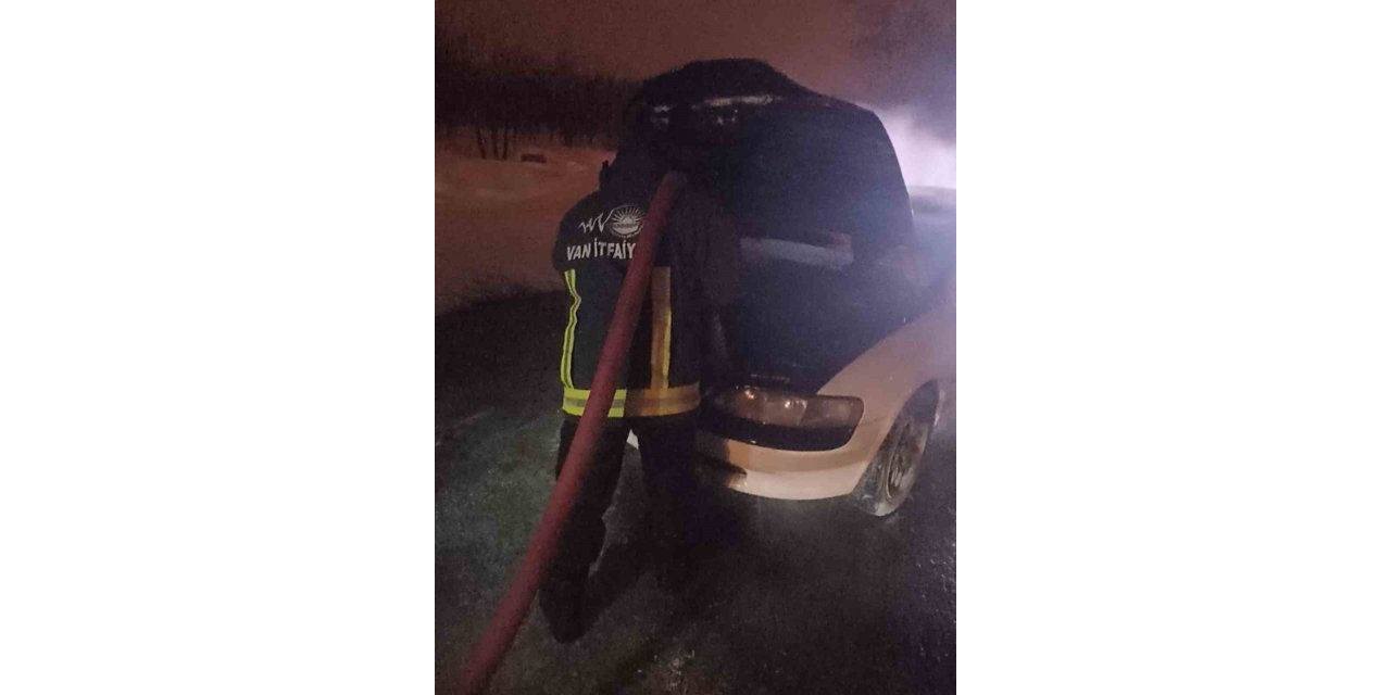 Erciş'te seyir halindeki otomobilde yangın