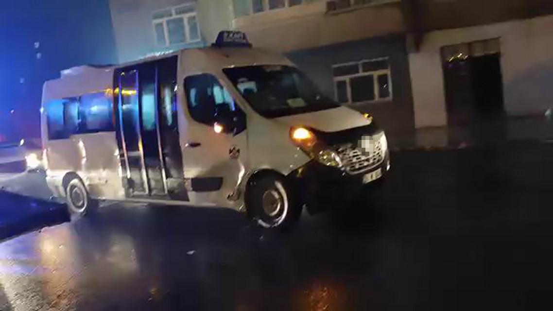 Diyarbakır’da ticari taksi ile yolcu minibüsü çarpıştı: 3 kişi yaralandı