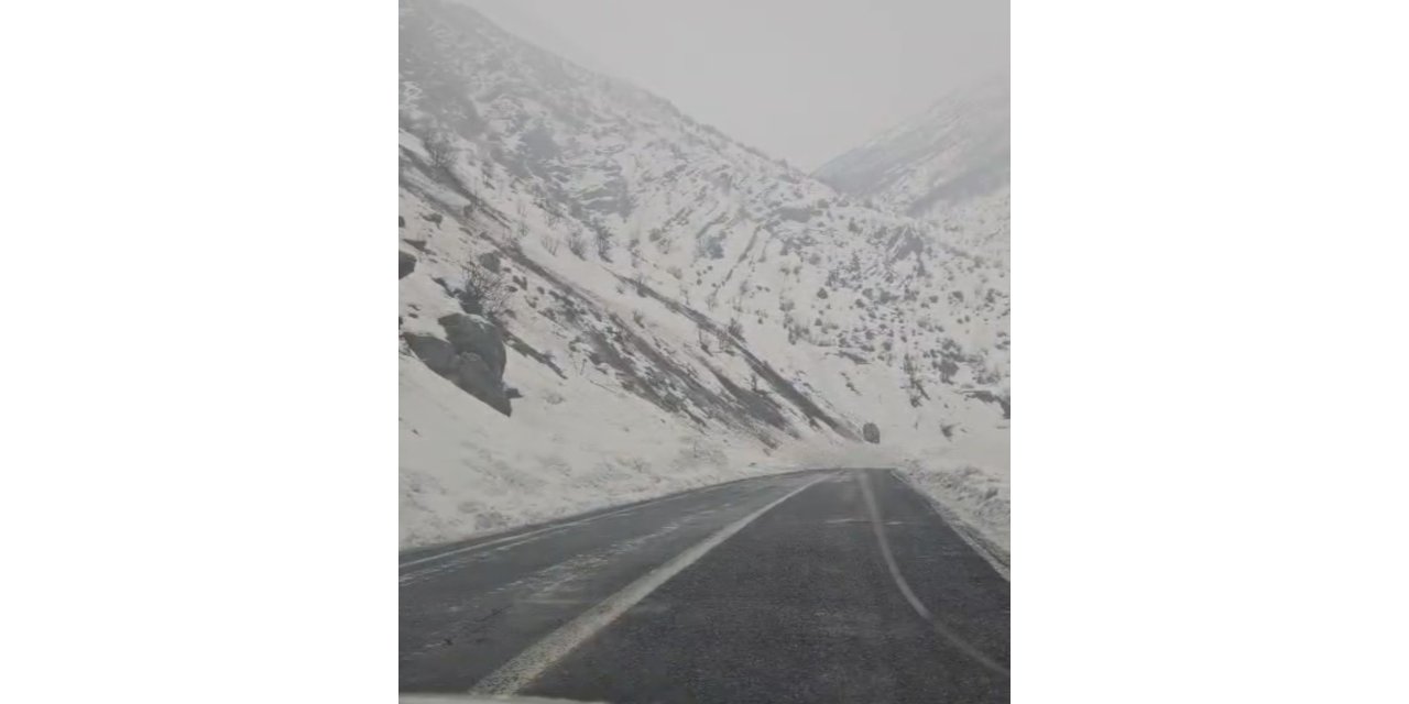 Hakkari'de kopan dev kaya parçası yola düştü