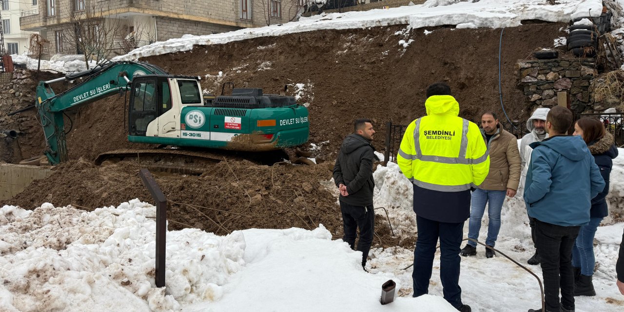 Şemdinli’de istinat duvarı çöktü