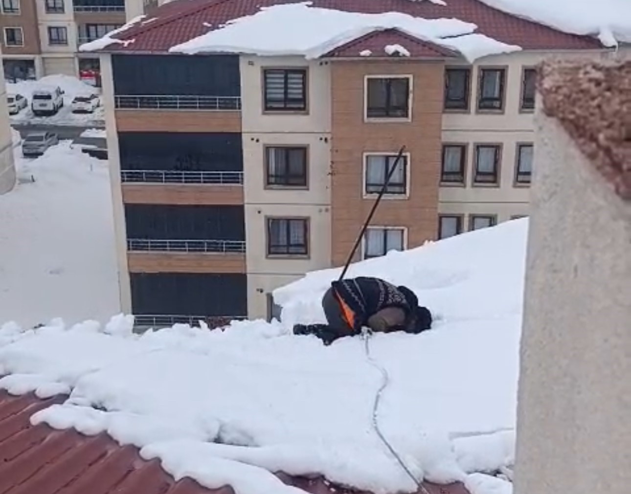 Yüksekova’da dondurucu soğukta kar üzerinde namaz kıldı