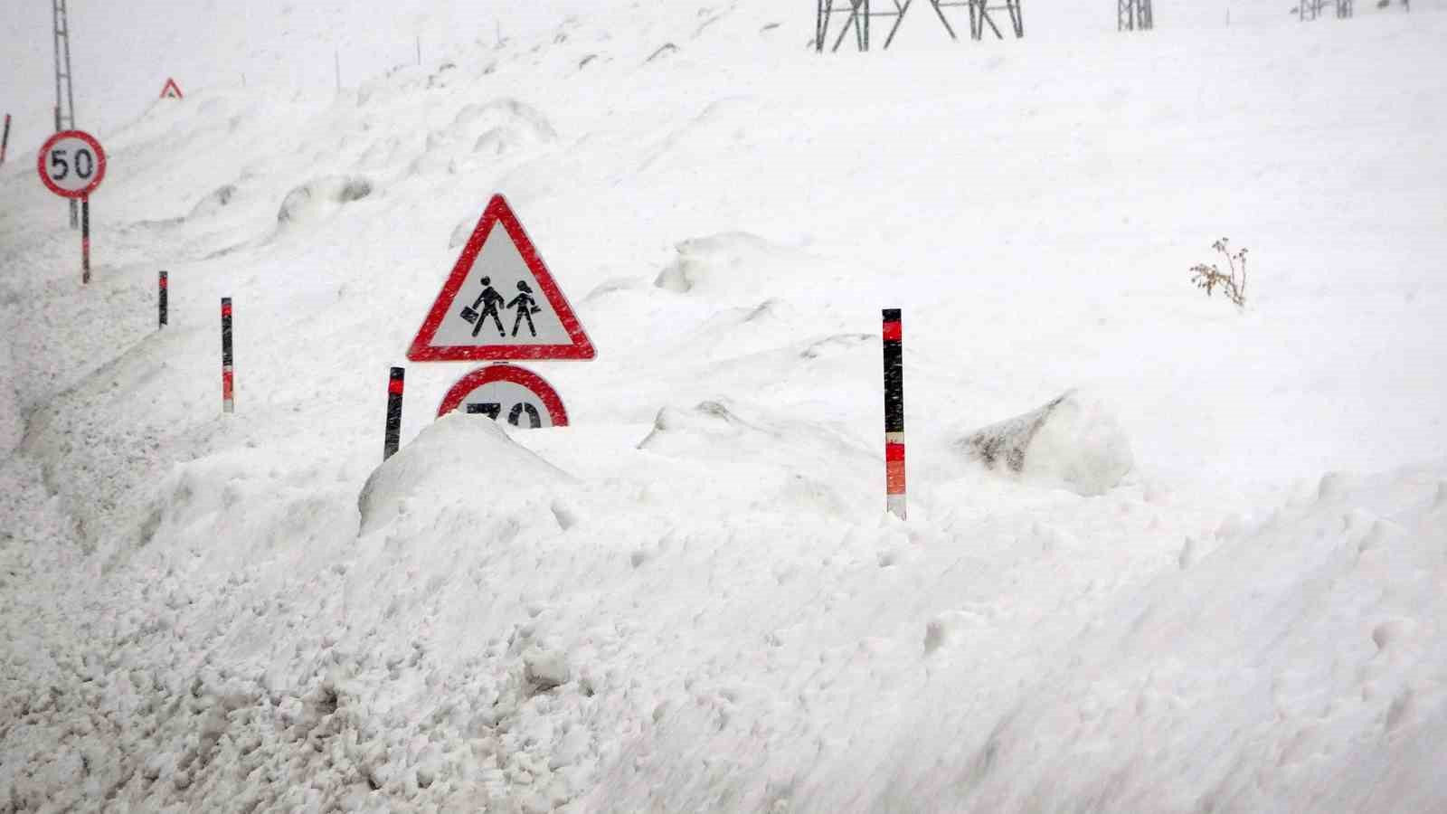 Bitlis’te 100 köy yolu ulaşıma kapandı