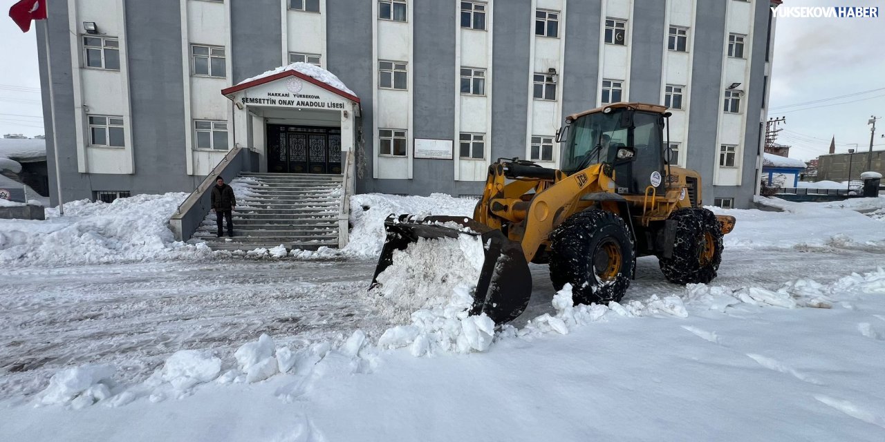 Yüksekova’da okul yollarında kar temizliği