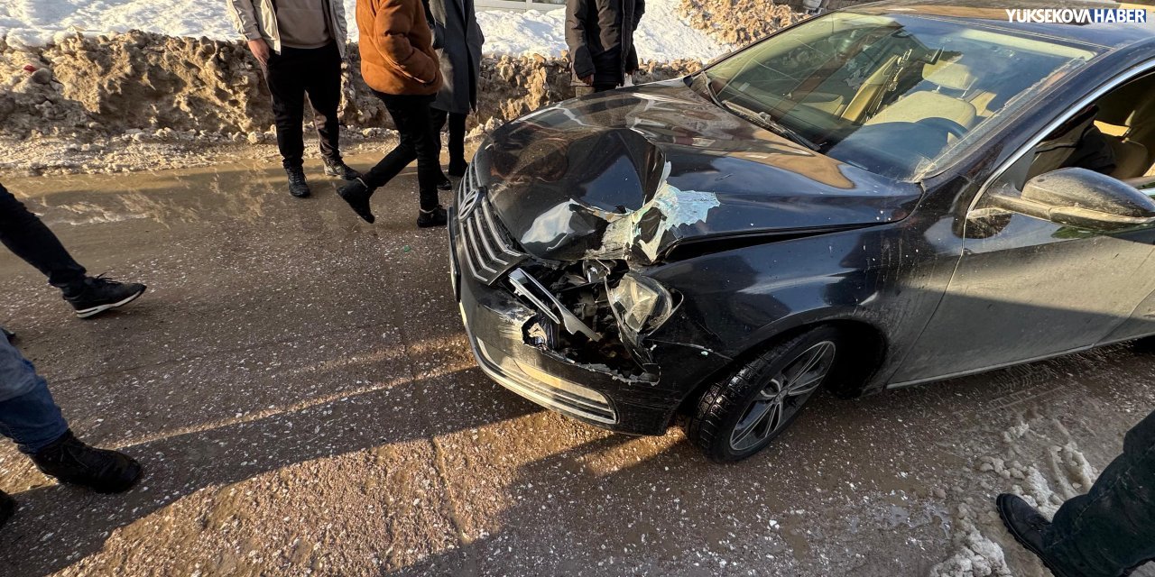 Yüksekova’da maddi hasarlı trafik kazası