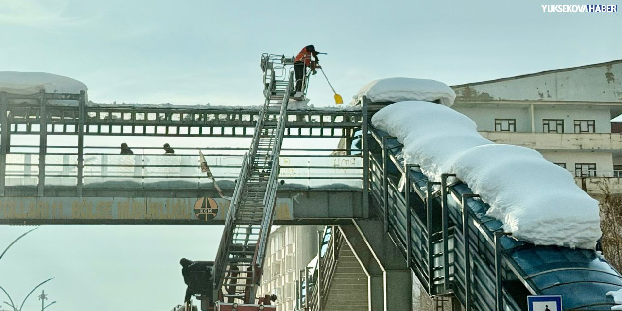 İpekyolu Caddesi’ndeki üst geçitlerde biriken karlar temizlendi