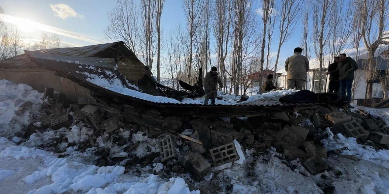 Yüksekova'da ahırın çatısı çöktü