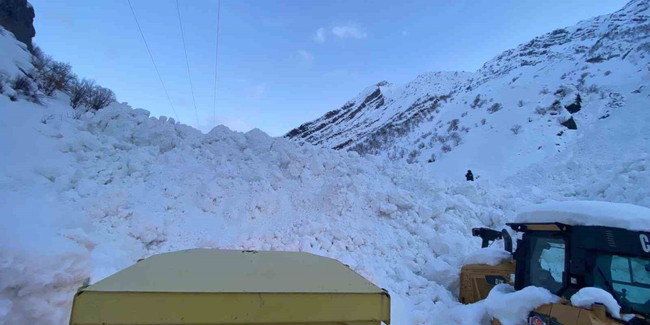 Beytüşşebap'ta çığ düştü: 4 köy yolu ulaşıma kapandı