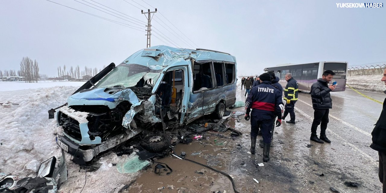 Yüksekova’da iki toplu taşıma aracı kafa kafaya çarpıştı: 3'ü ağır 18 yaralı