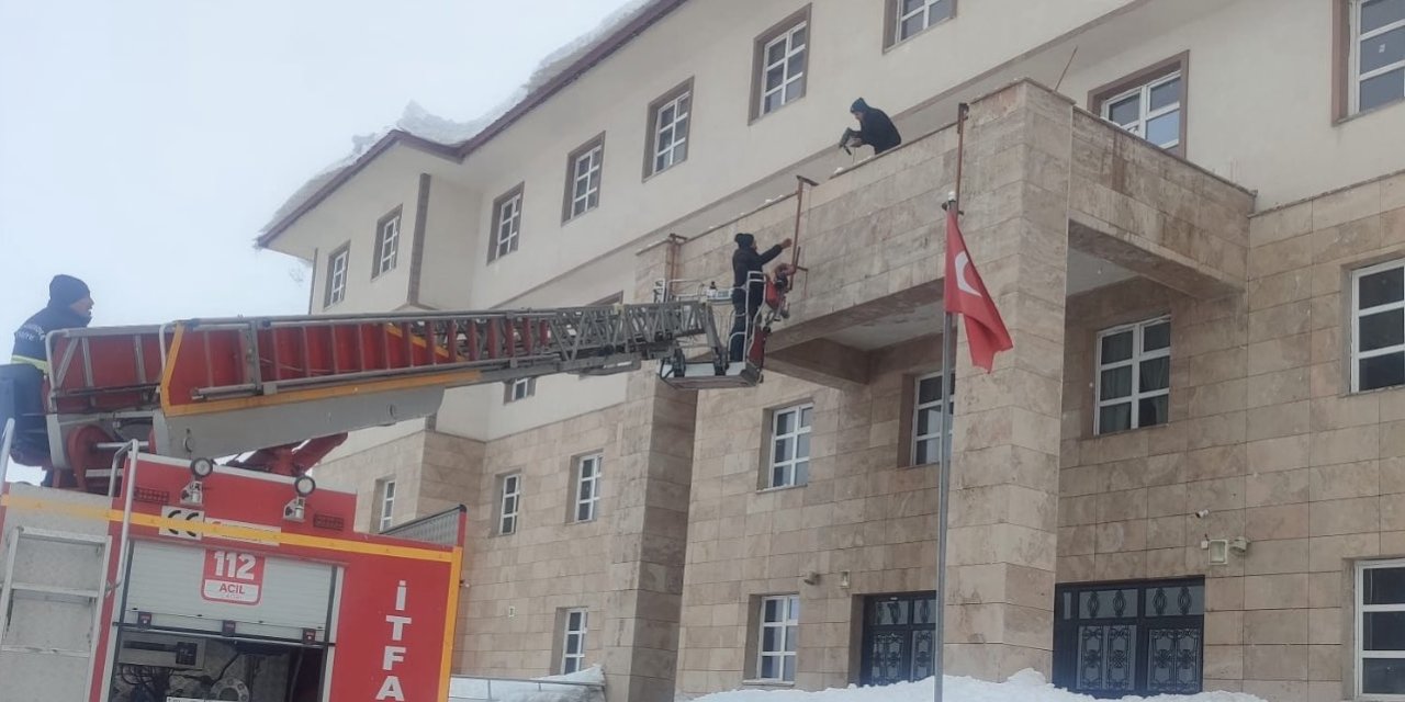 Yüksekova’da okul çatıları kardan temizlendi