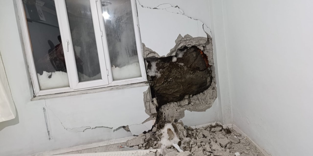 Hakkari'de dağdan kopan kaya parçası evin duvarını deldi