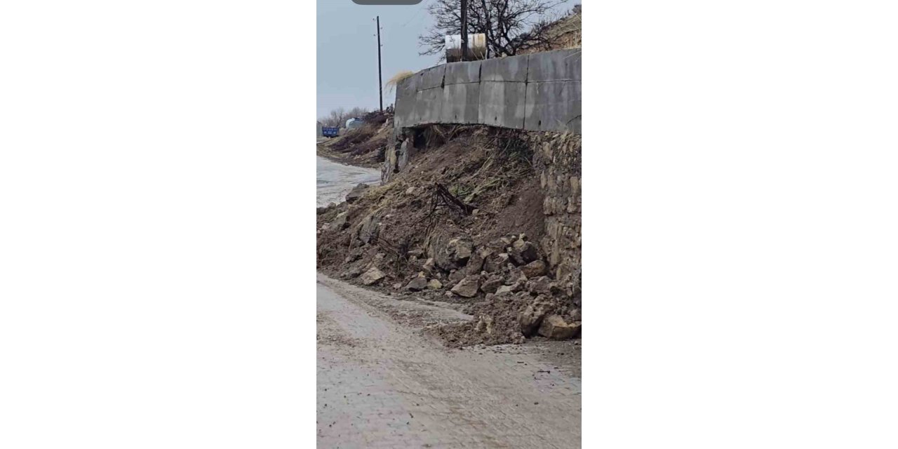 Diyarbakır'da istinat duvarı taziye evinin üstüne yıkıldı