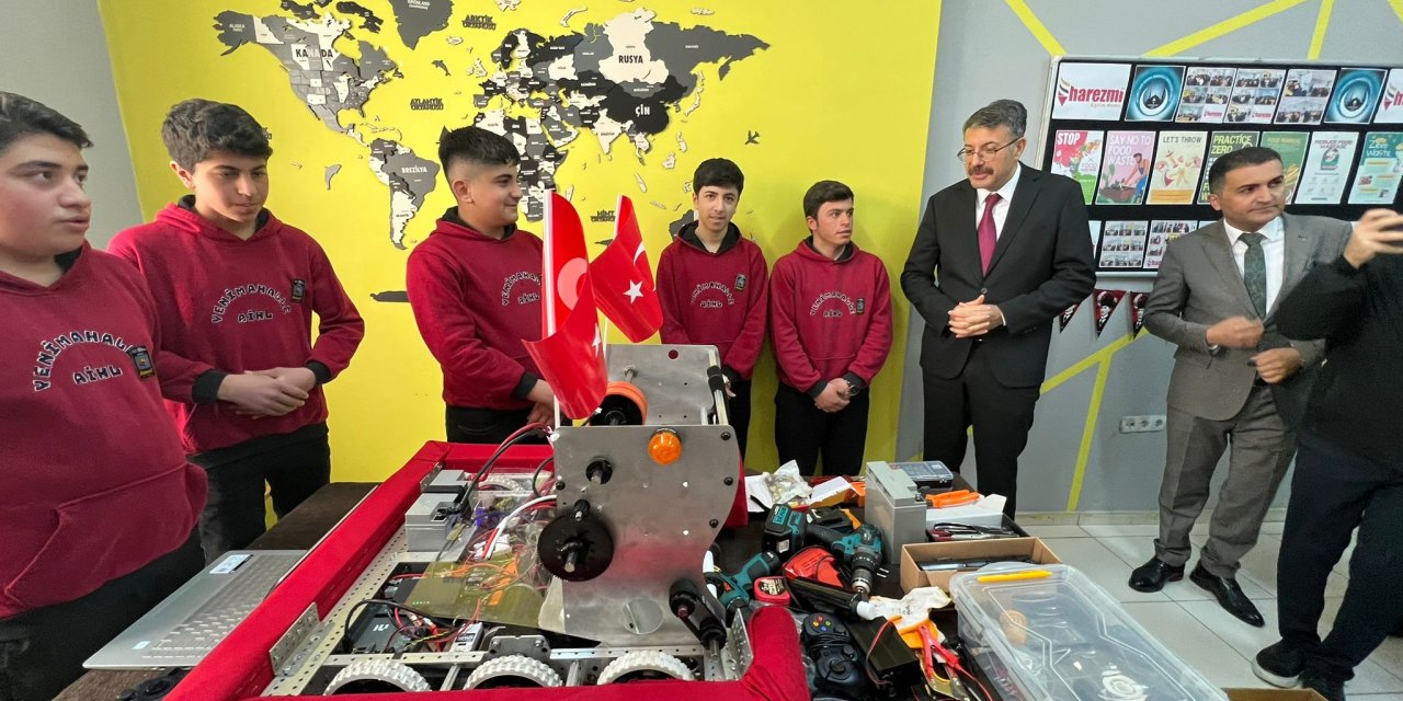 Vali Ali Çelik Yüksekova’da Bezoar Robotics ekibini ziyaret etti