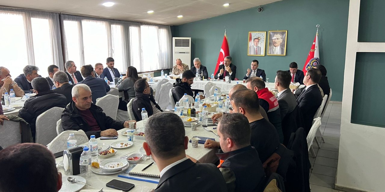 Vali Çelik Yüksekova’da uyardı: Su israfı ve uyuşturucu geleceği tehdit ediyor