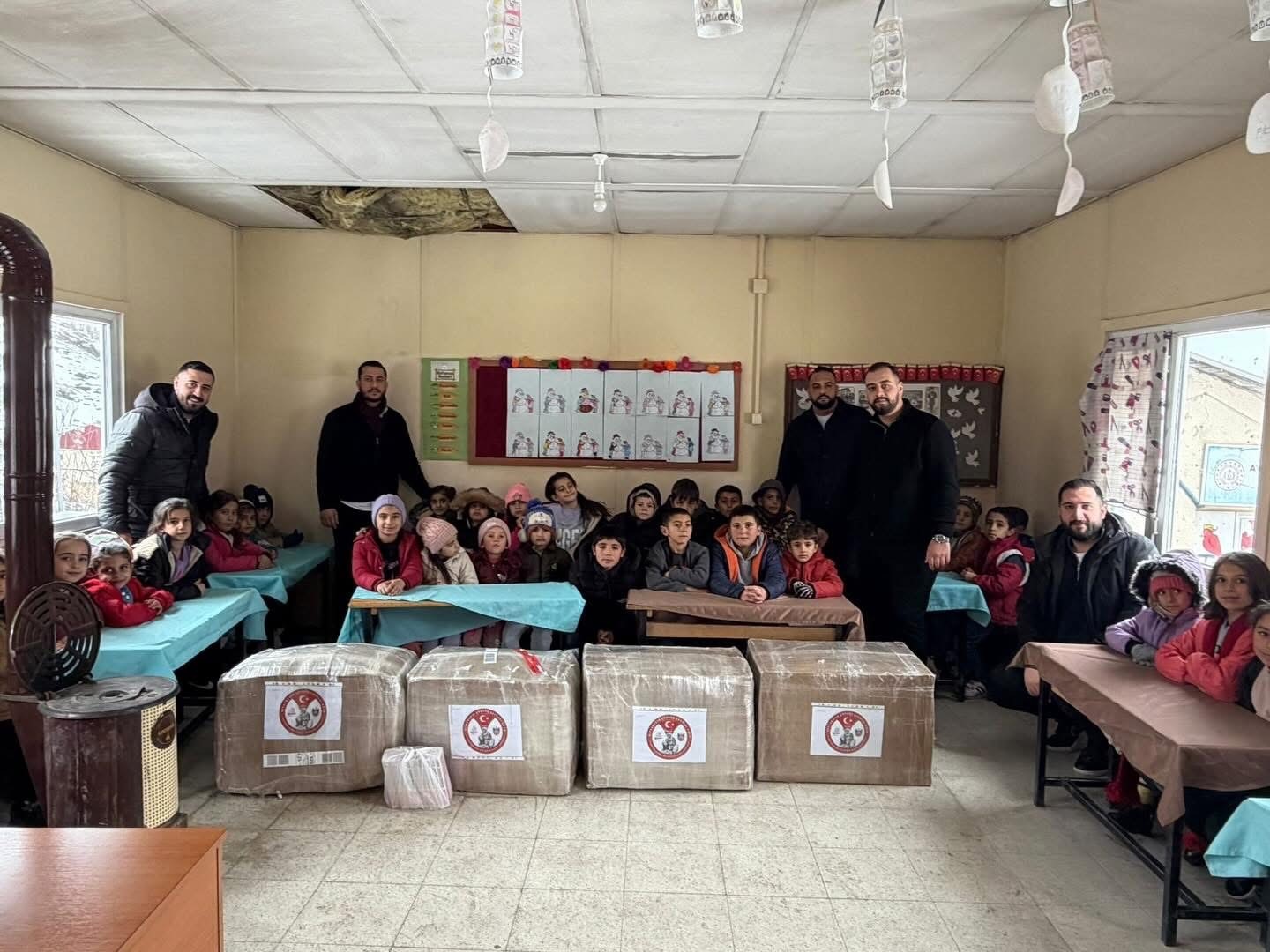 Köy okullarında eğitim gören öğrencilere kırtasiye malzemesi yardımı yapıldı