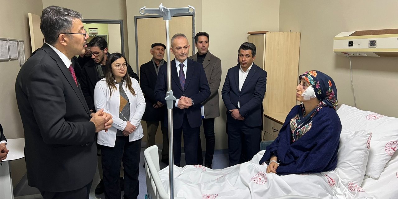 Vali Çelik Yüksekova’daki kazada yaralananları hastanede ziyaret etti
