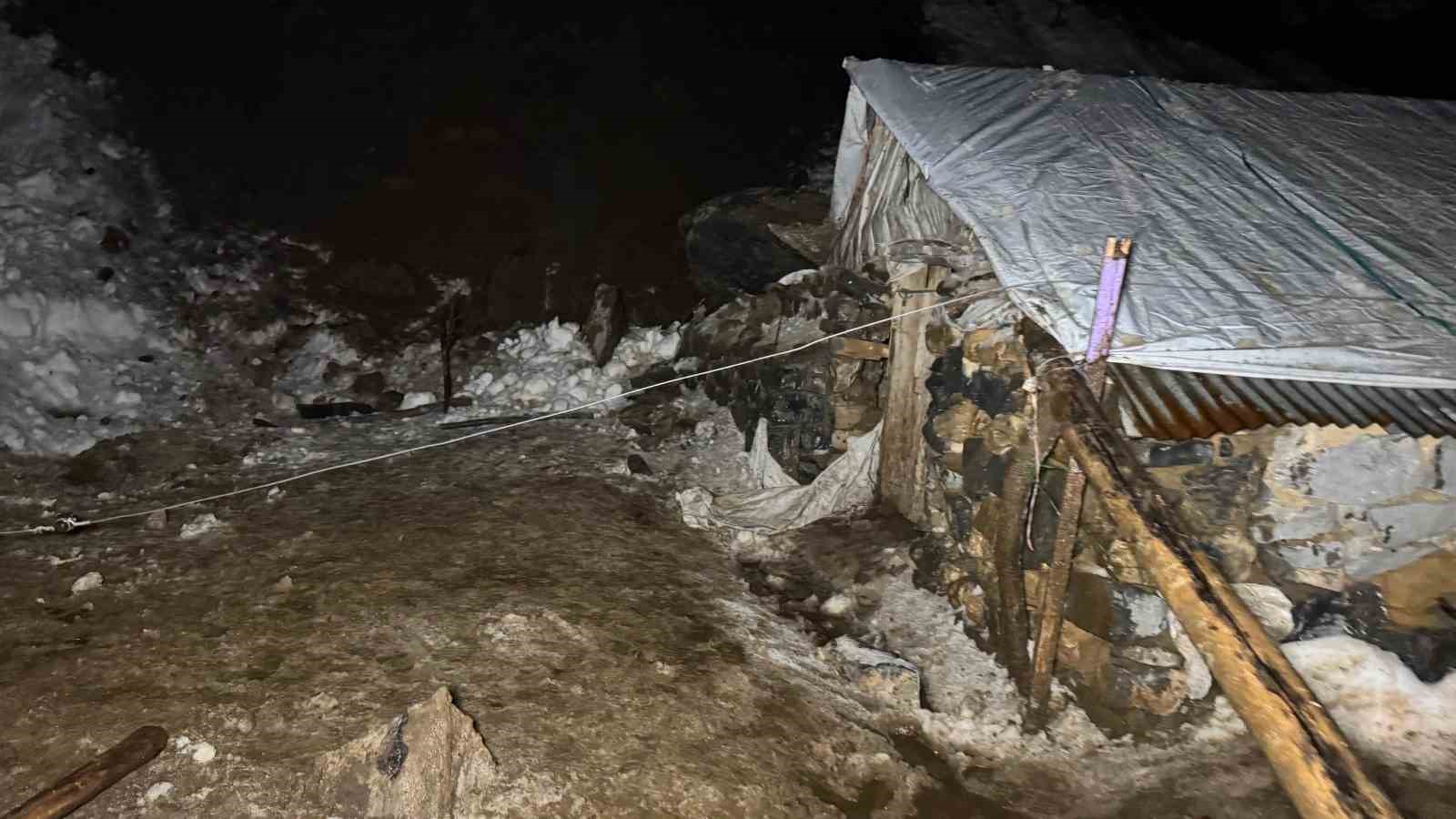 Şırnak’ta dev kayalar köye düştü, 30 hayvan telef oldu