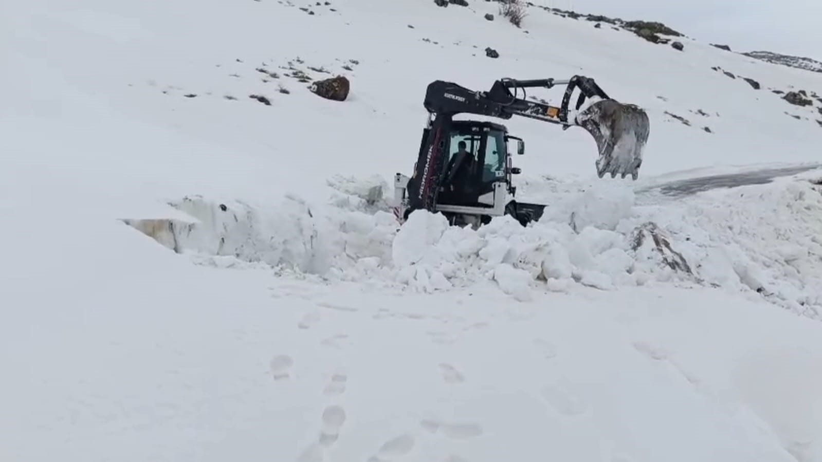 Aydınlar beldesinde karla mücadele çalışması devam ediyor