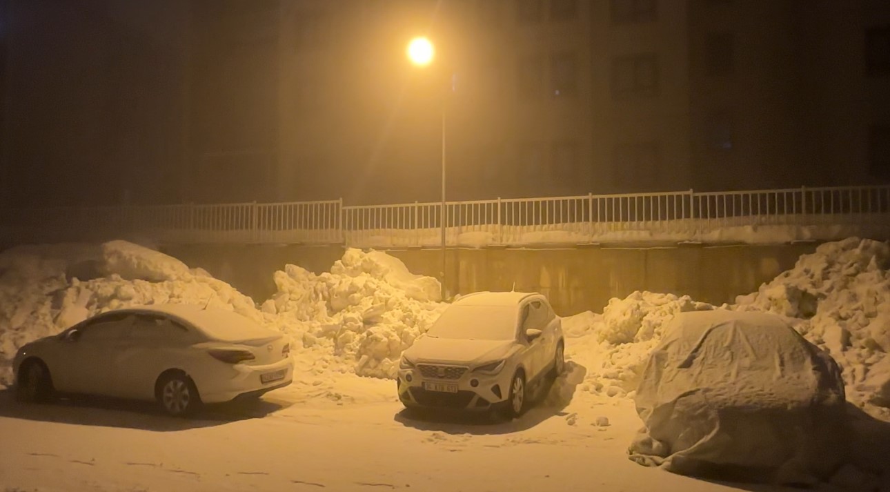 Yüksekova’da kar yağışı ve sis etkili oluyor