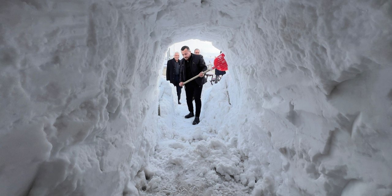 Yüksekova'da esnaf dükkanının önüne kardan tünel açtı