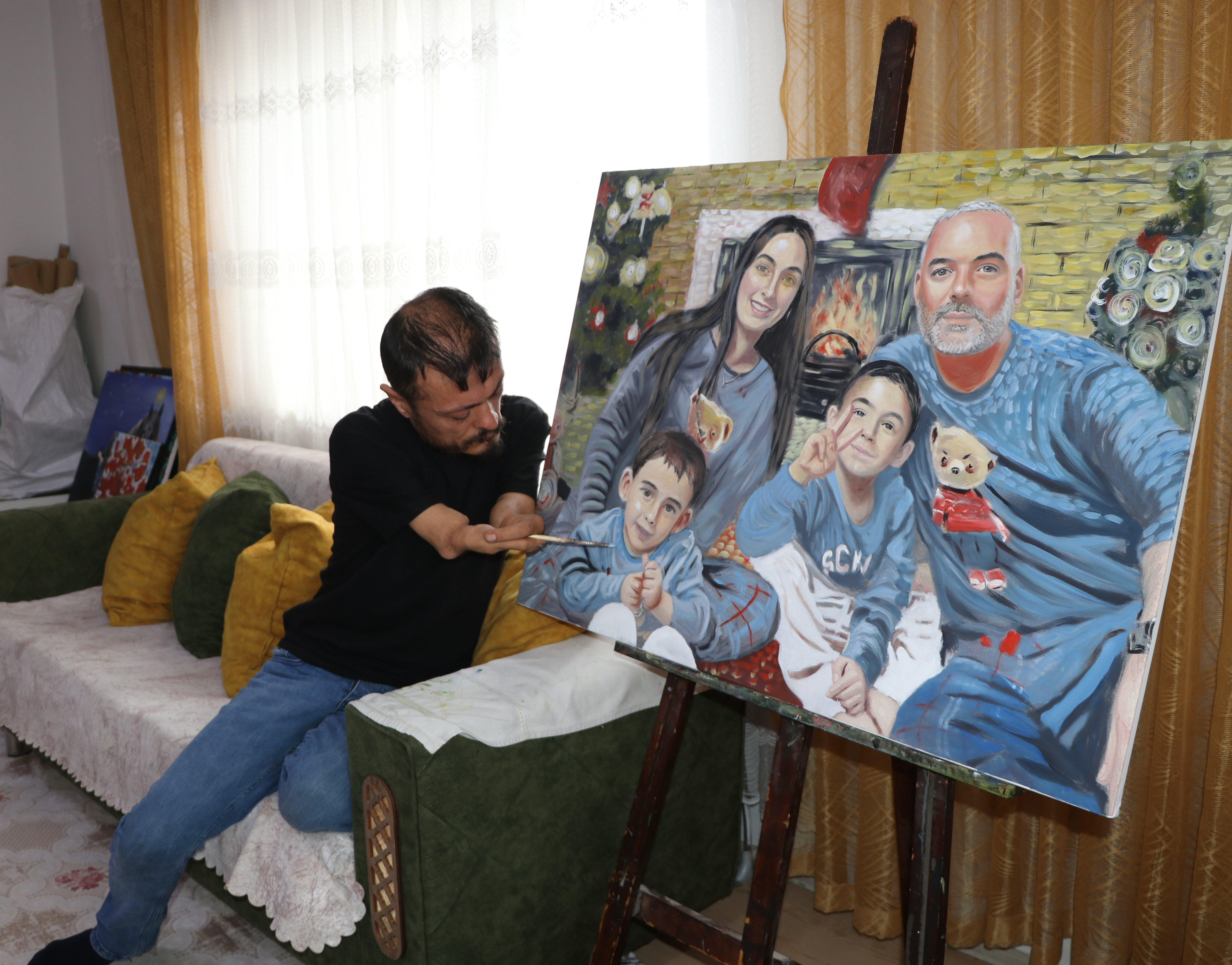 Elleri olmayan ressam, 'Sevgililer Günü' için aldığı siparişleri hazırlıyor