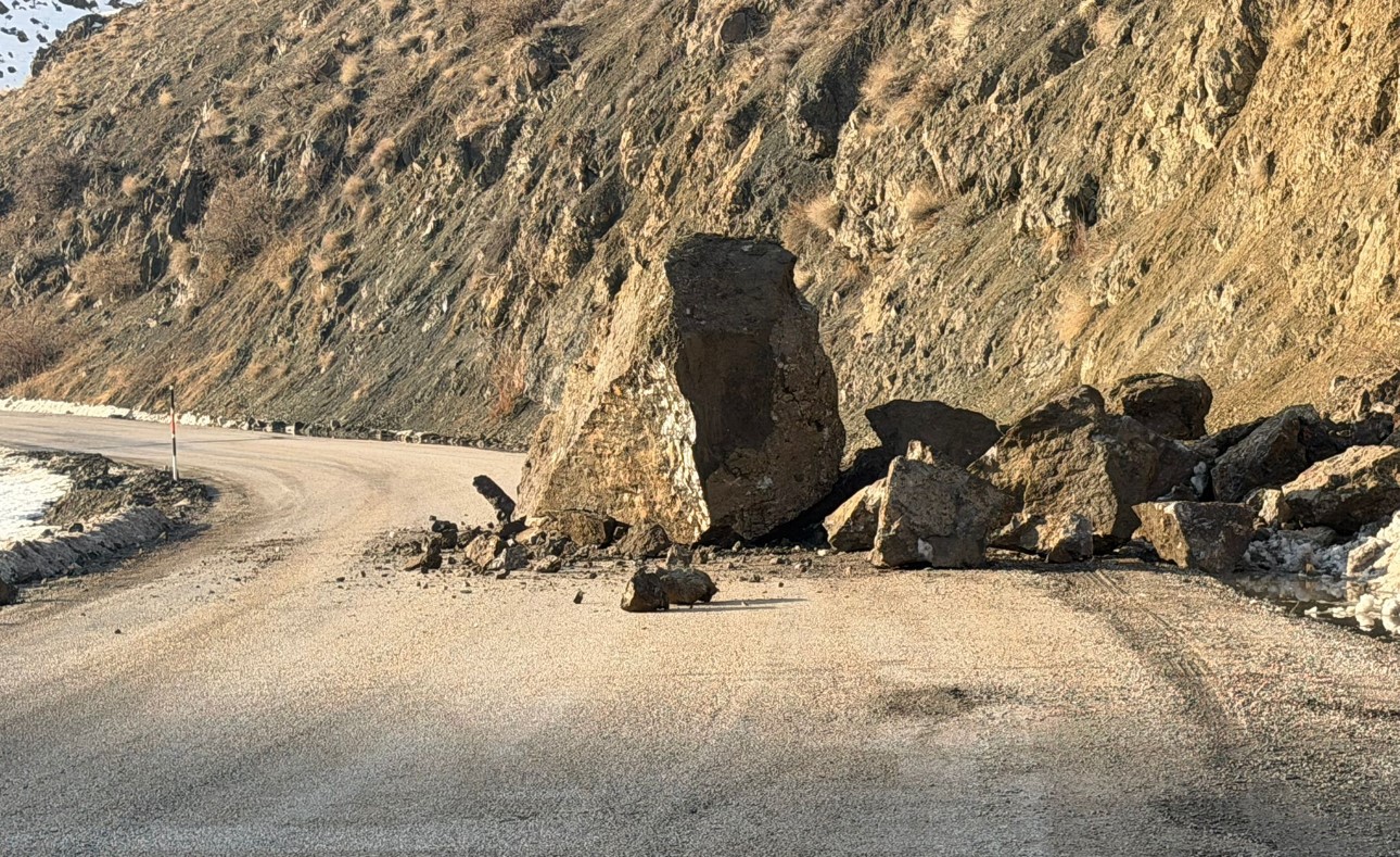 Yüksekova-Van karayolunda dev kayalar yola düştü