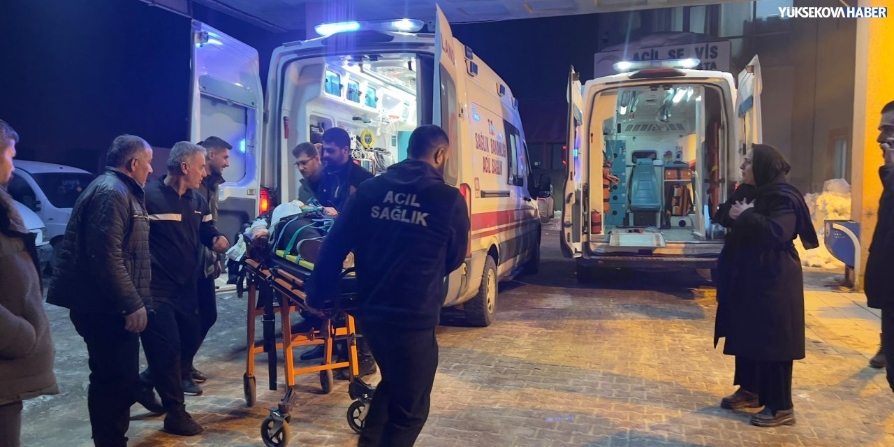 Yüksekova’da kontrolden çıkan otomobil takla attı, 3 kişi yaralandı