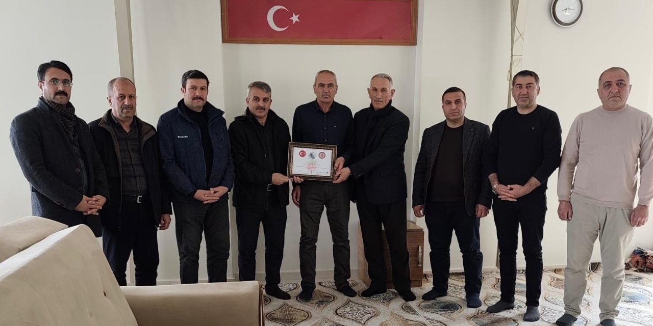 Şemdinli Muhtarlar Derneği’nden karla mücadele ekiplerine plaket