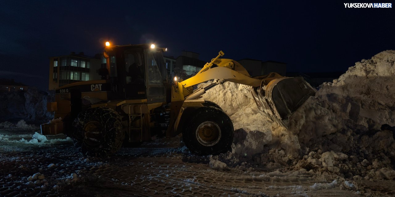 Yüksekova Devlet Hastanesi çevresinde kar temizliği yapıldı