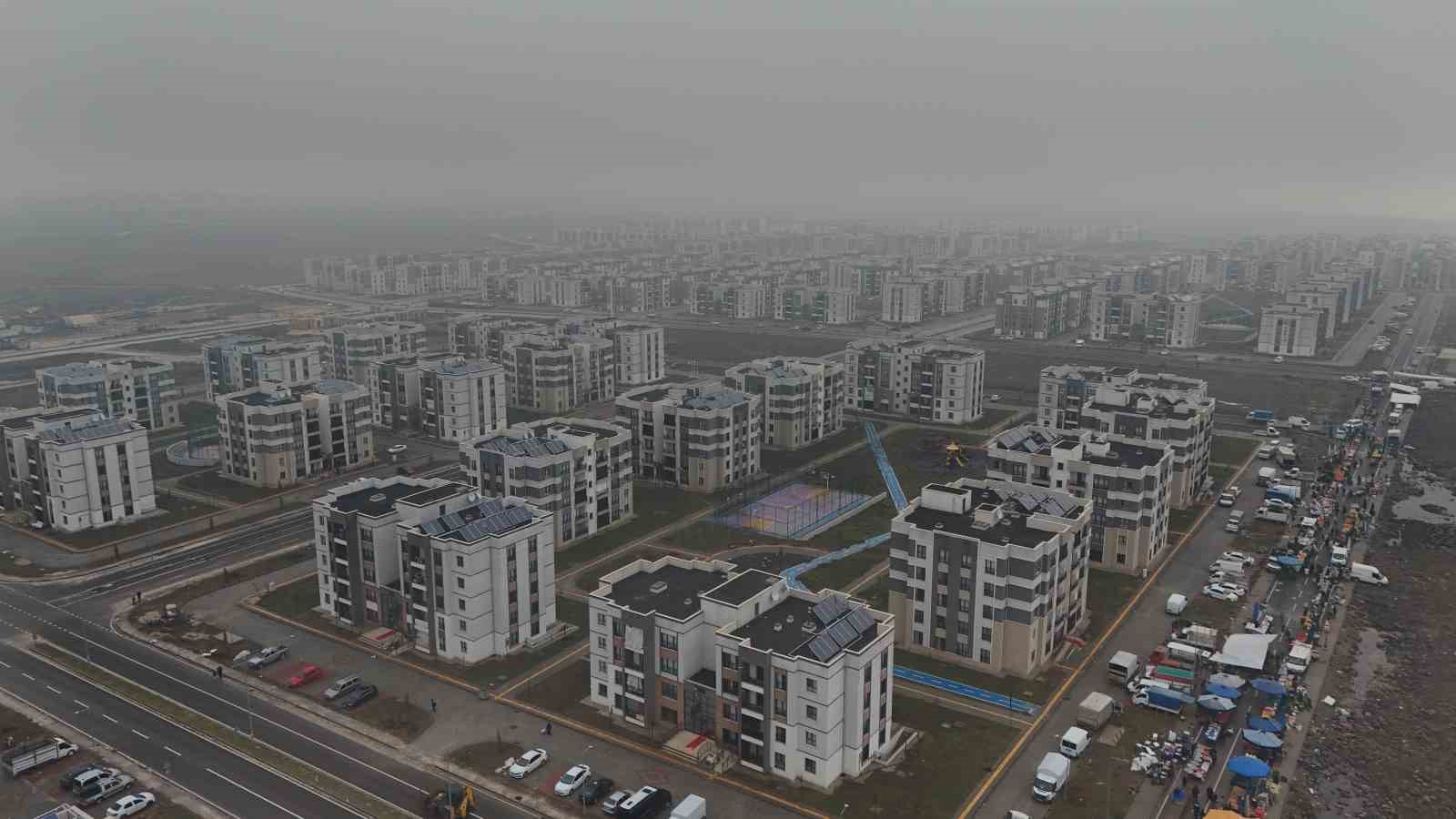 Depremzedenin evine misafir olan vatandaş: "Yurt dışında bu kadar konutun bu kadar kısa sürede yapılmasına inanılmıyor’’