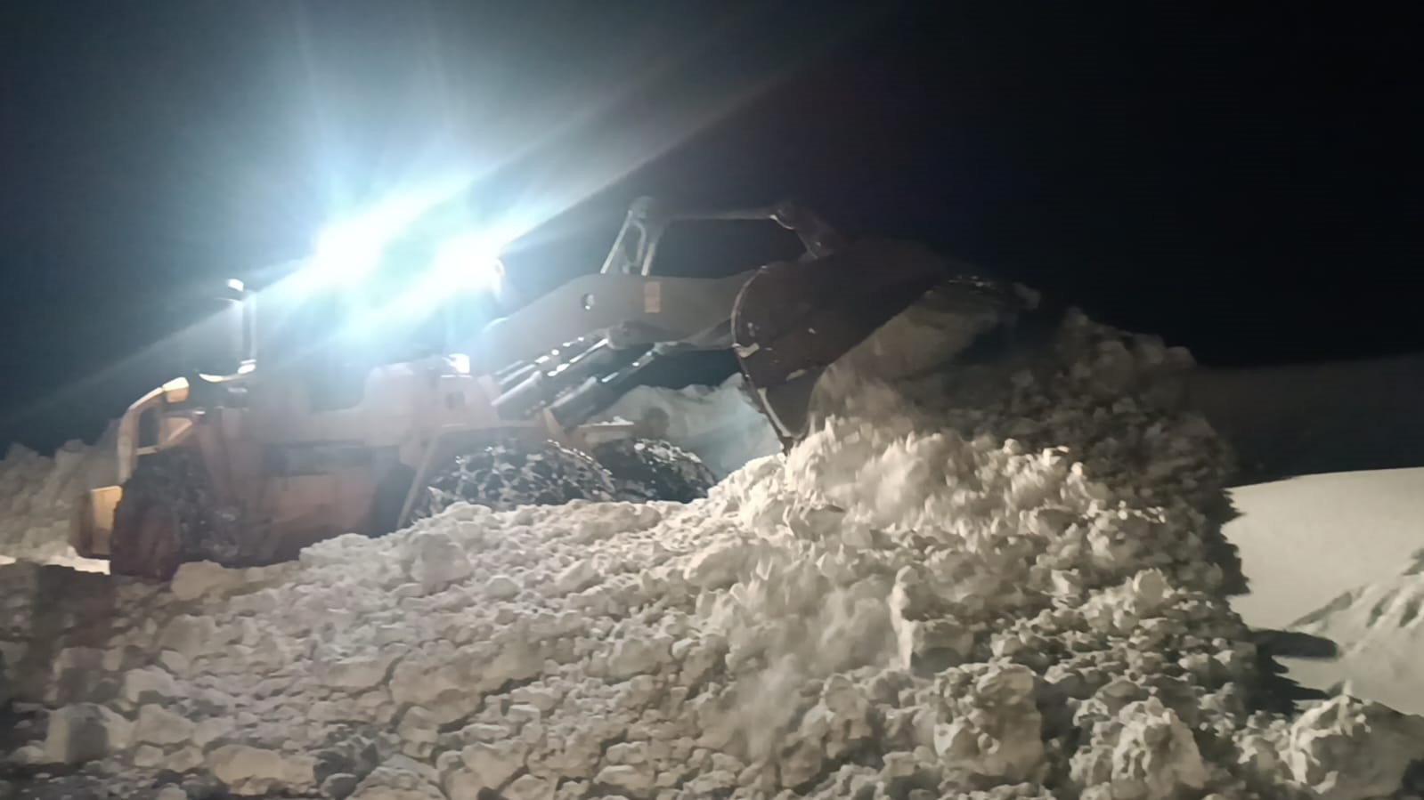 Hakkari'de yol genişletme çalışması