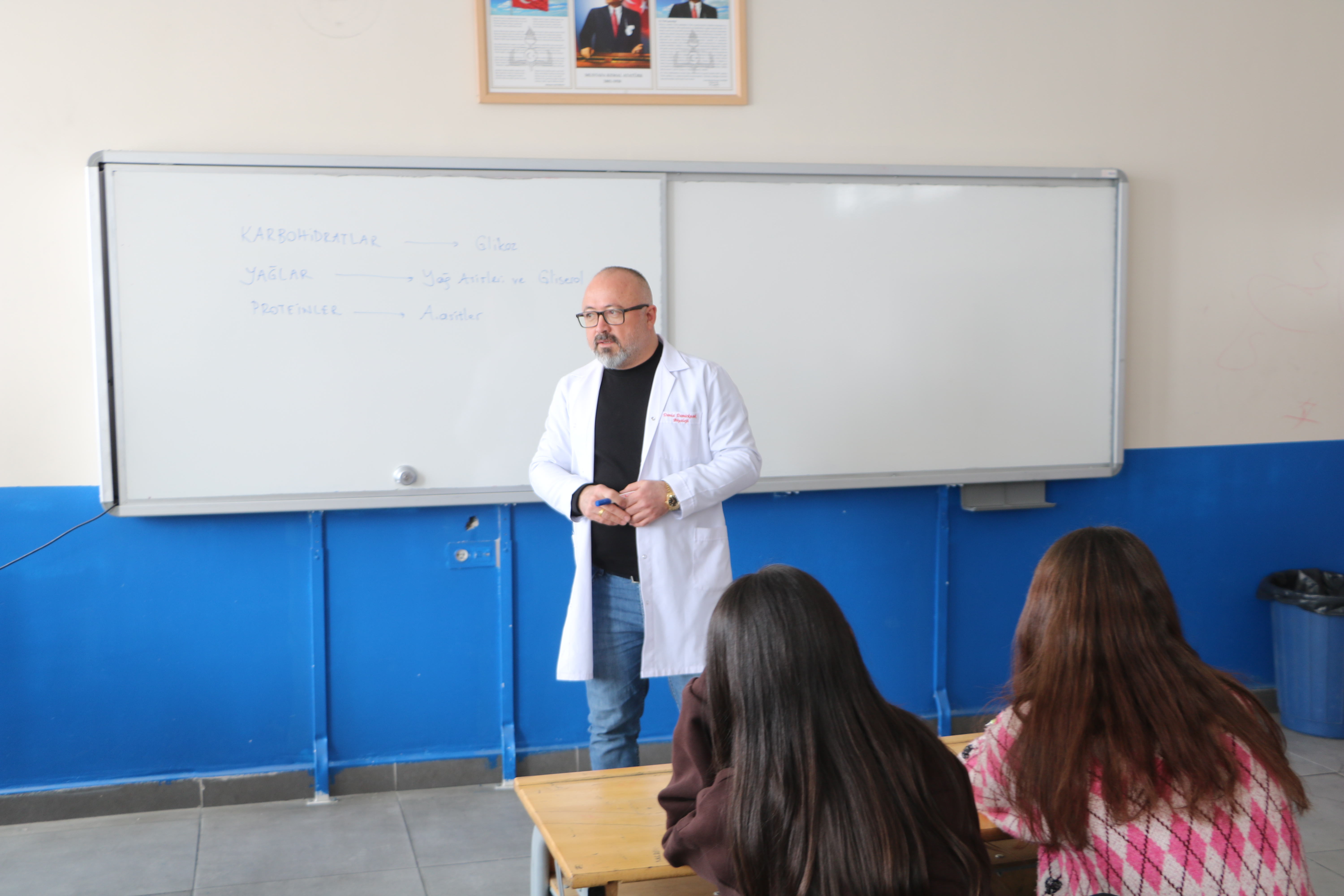 Deniz öğretmen, 26 yıl sonra ilk görev yeri olan Yüksekova’ya geri döndü