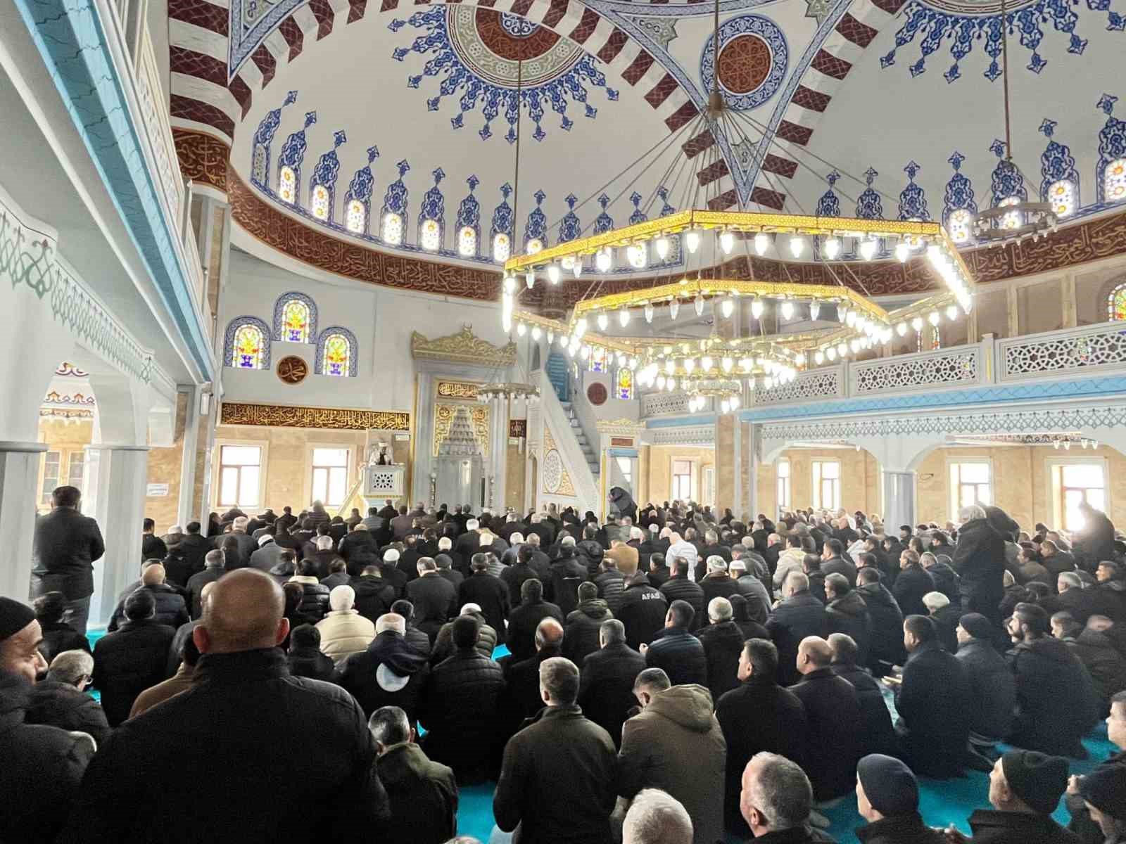 Hakkari’de depremde hayatını kaybedenler dualarla anıldı