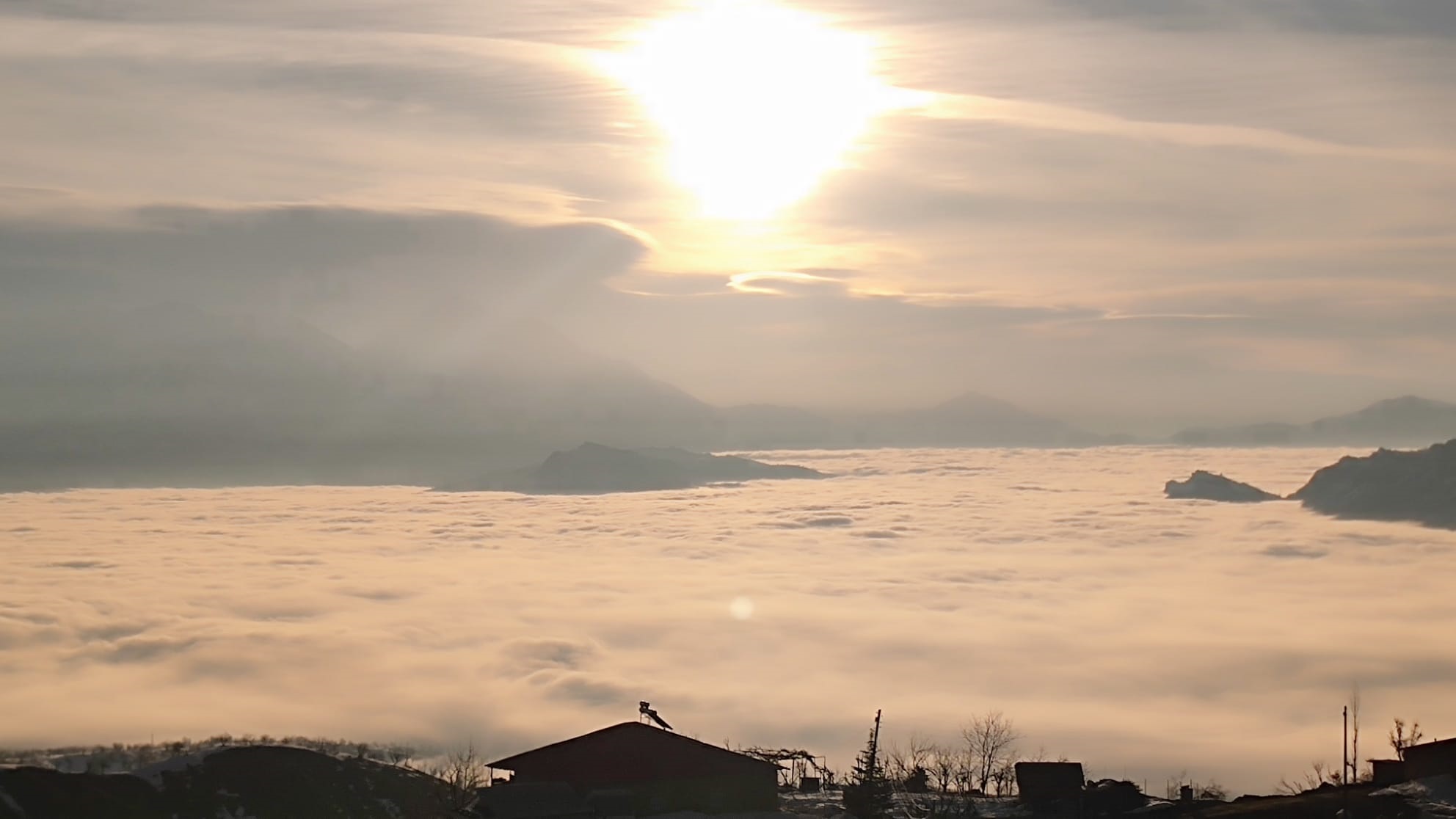 Derecik'te sis etkili oldu