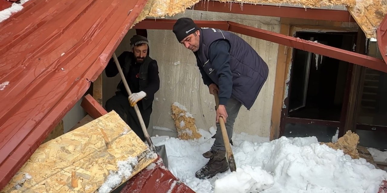 Yüksekova’da çatıdan düşen kar kütlesi iş yerlerine hasar verdi