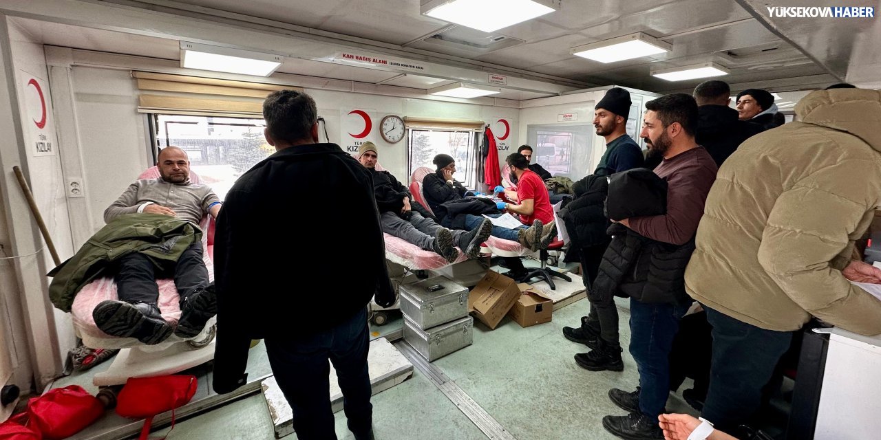 Van Kızılay Kan Bağış Merkezi Yüksekova’da stant kurdu