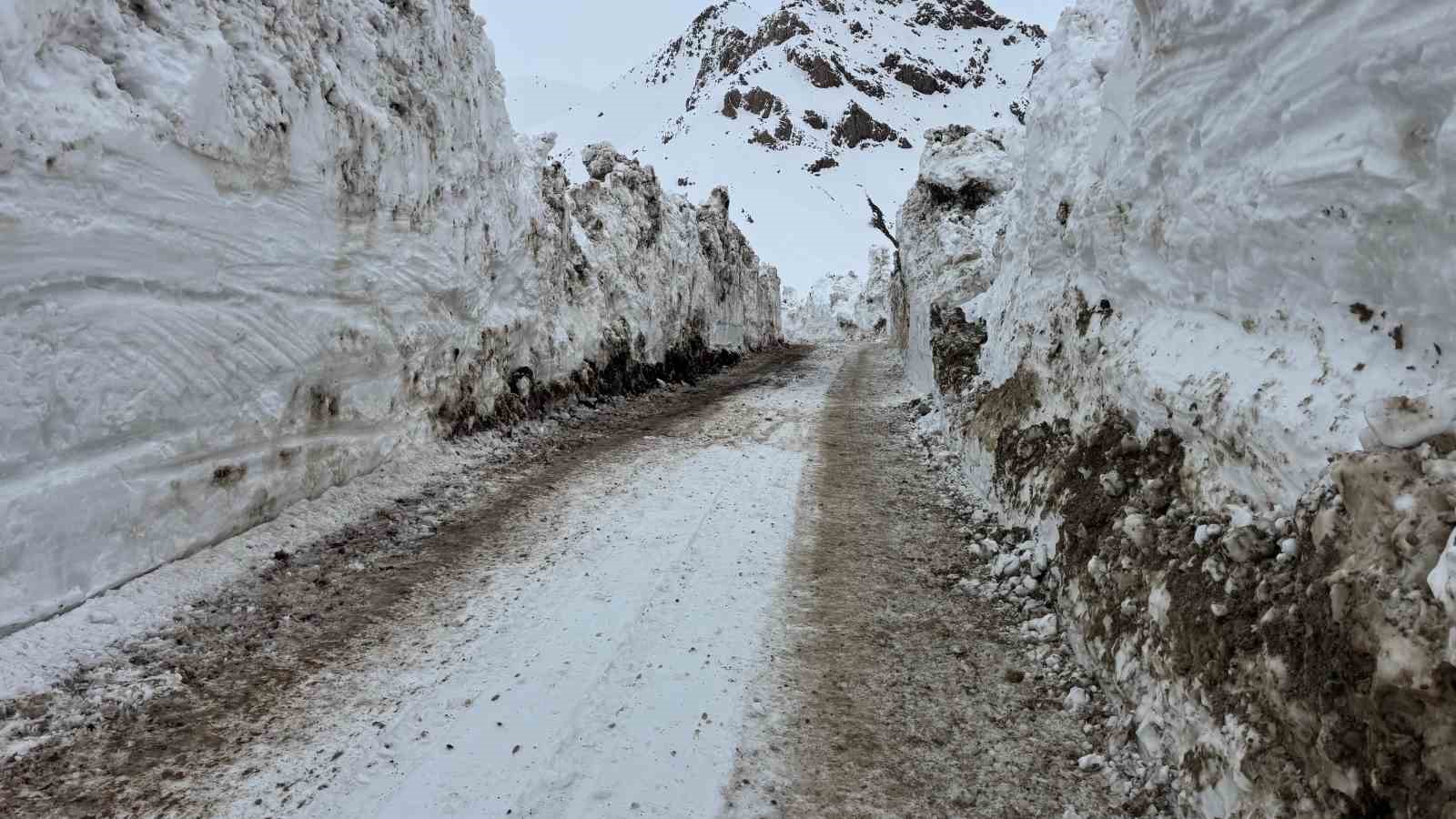 Beytüşşebap’ta kar kalınlığı yer yer 3 metreyi buldu