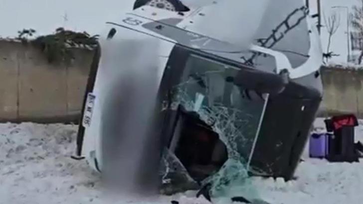 Patnos’ta yolcu otobüsü devrildi: 16 yaralı