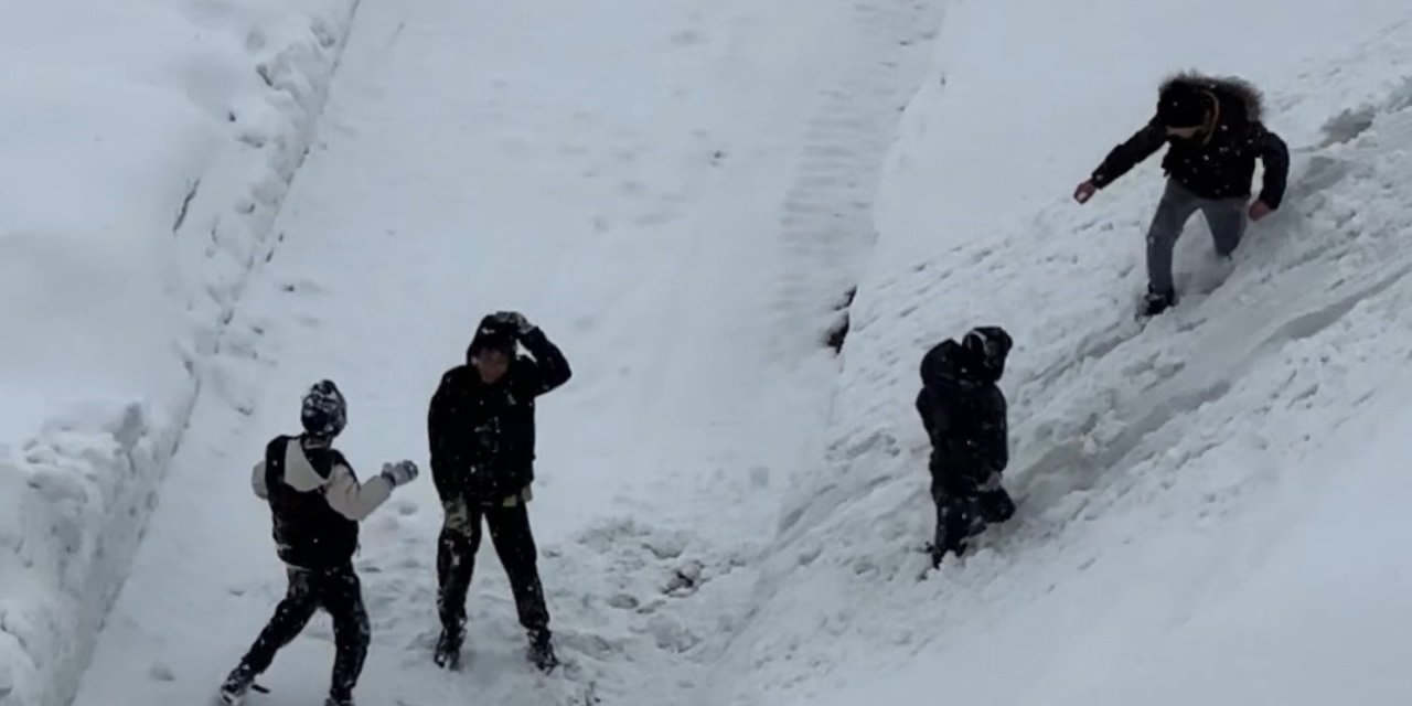Yüksekova’da karlı yamaçlar oyun alanına dönüştü