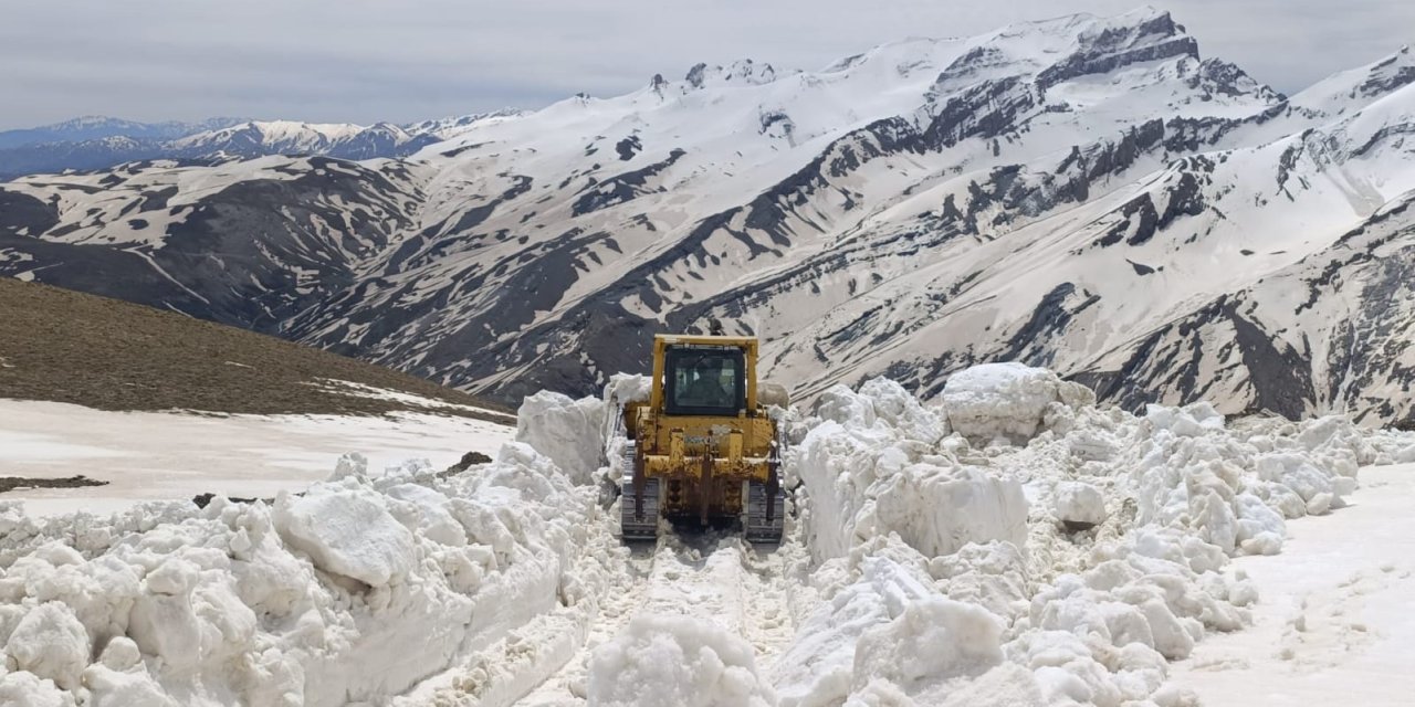 Hakkari’de 144 yerleşim yerinin yolu ulaşıma kapandı